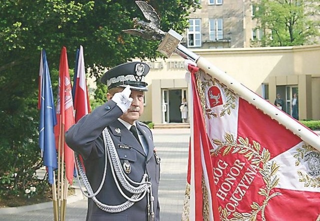 Generał Lech Majewski przed sztandarem polskich Sił Powietrznych.