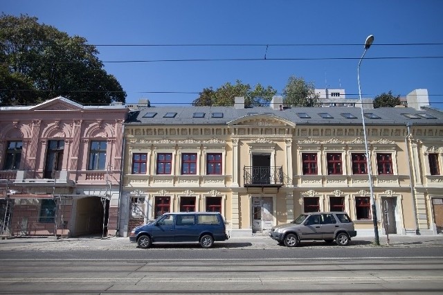 Na fasadzie najstarszej kamienicy w Łodzi odtworzone zostały dwa balkony.