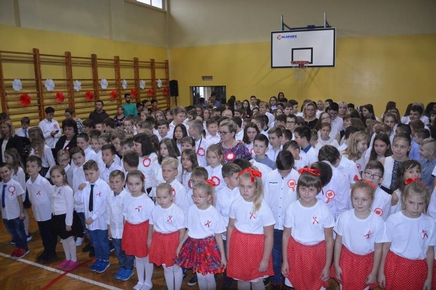 Uczniowie SP nr 2 w Głogowie tańczyli poloneza i zaśpiewali...