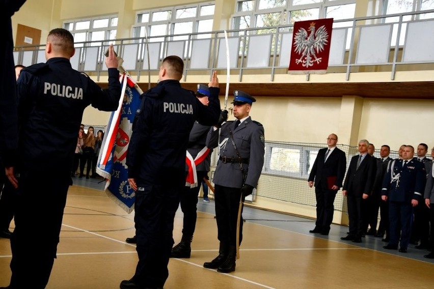 Białystok. Podlaska policja ma 30 nowych funkcjonariuszy policji. Wśród nich jest małżeństwo [zdjęcia]