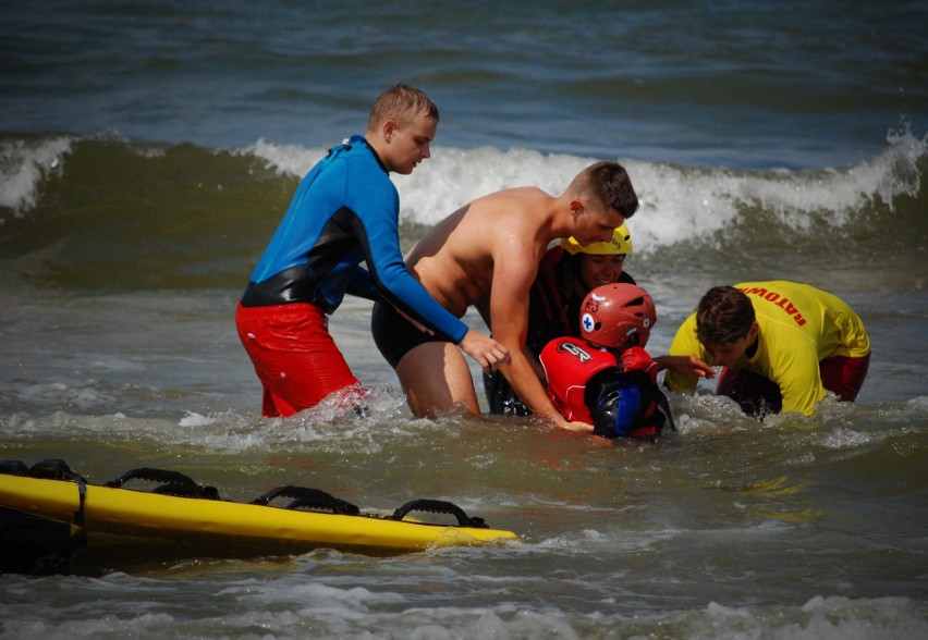 Popłynęli na pomoc tonącym. Pokazy ratownictwa na plaży w Mielnie [ZDJĘCIA]