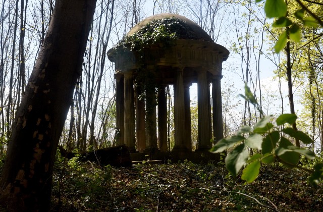 Tajemnicze mauzoleum należało do rodu Böttingerów. We wnętrzu grobowca znajdują się rozbite trumny.