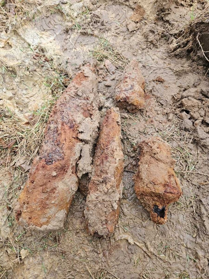 Bomba lotnicza znaleziona podczas prac ziemnych w Ostrowie. Potrzebna była ewakuacja mieszkańców [ZDJĘCIA]