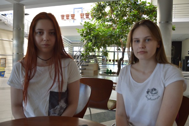 Ukrainki Krystyna Rudenko (z lewej) i Diana Derkacz (z prawej) studiują obecnie zarządzanie w WSB-NLU i dorywczo pracują. - Nie wyobrażamy sobie powrotu do kraju po zakończeniu nauki - mówią obie