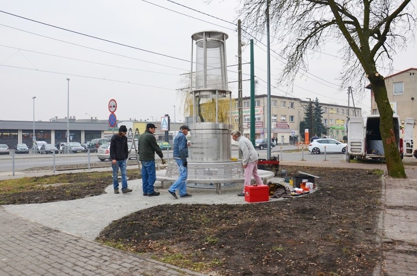 Lampa górnicza już stoi na rondzie w Sosnowcu-Niwce [ZDJĘCIA]