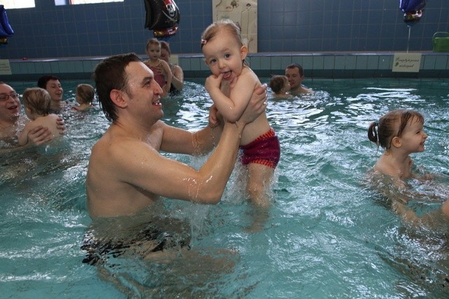 Nauka pływania to wspaniała zabawa dla dzieci i rodziców.