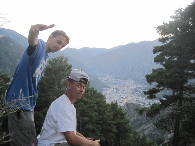 Bartosz Bandura z przyjacielem Kostkiem patrzą na stolicę Andory (Andorra La'Vella) z jeziora d'Engolasters, położonego 1.616 m n.p.m.
