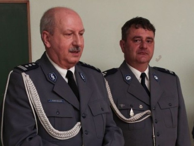 (z prawej) to nowy komendant powiatowy policji