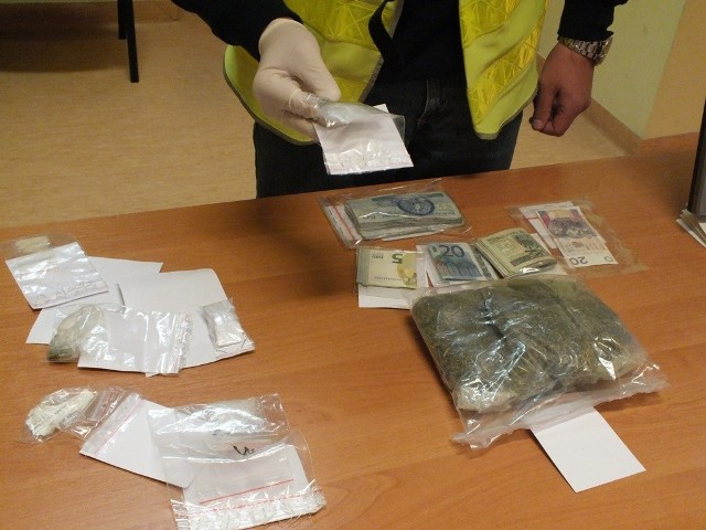 Podczas przeszukania mieszkań obu braci, u jednego z nich, kryminalni znaleźli ponad 200 gramów marihuany i kilka gramów MDMA. Policjanci zabezpieczyli także 7 tysięcy złotych.