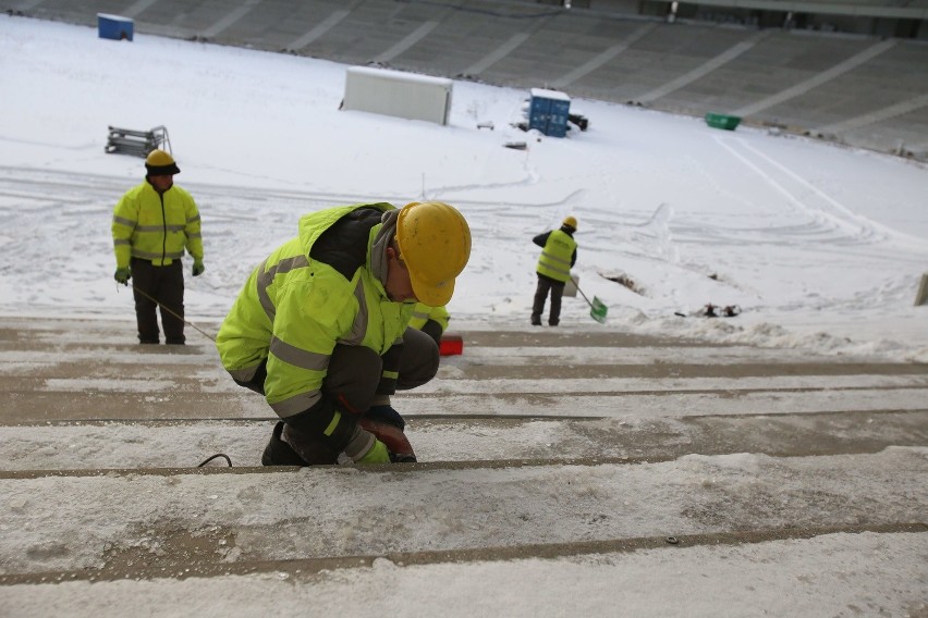 Odśnieżanie dachu Stadionu Śląskiego