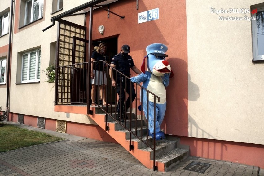 Policjanci z Wodzisławia "zorganizowali" urodziny 3-latce na...