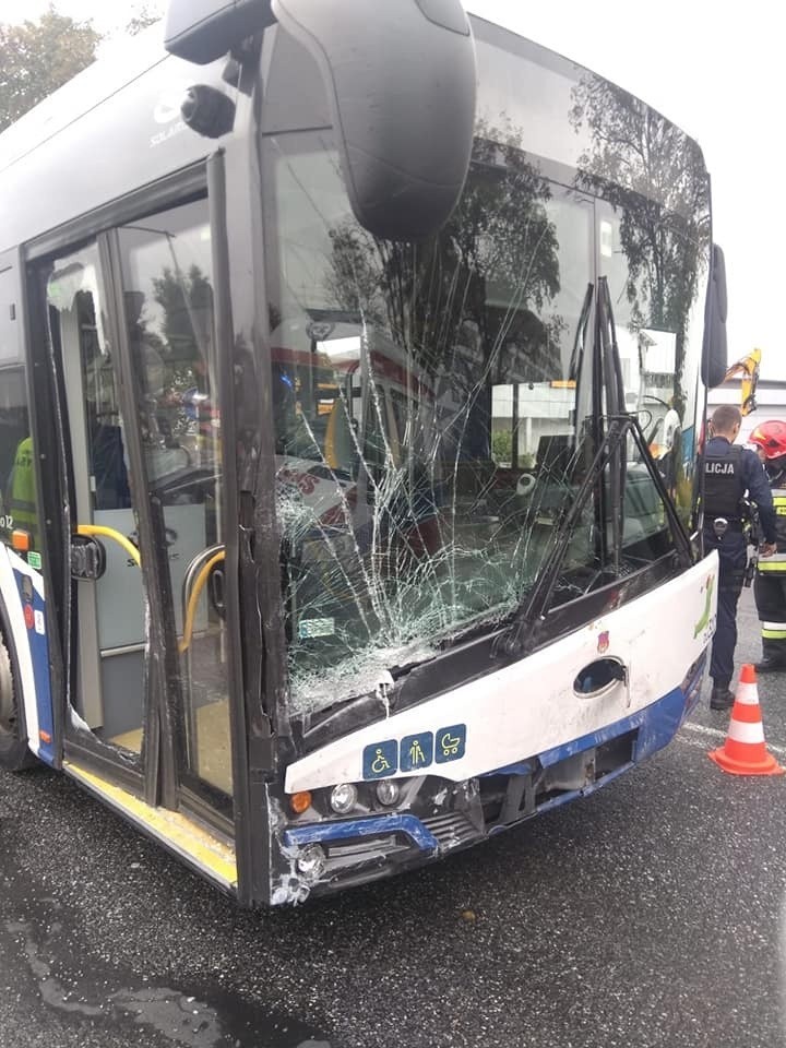 Wypadek w Balicach na drodze wojewódzkiej. Autobus zderzył się samochodem osobowym. Są ranni 