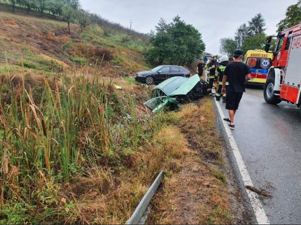 Groźny wypadek pod Nowym Sączem. Auto rozbite w Czarnym Potoku. Ciężko ranna kobieta w szpitalu