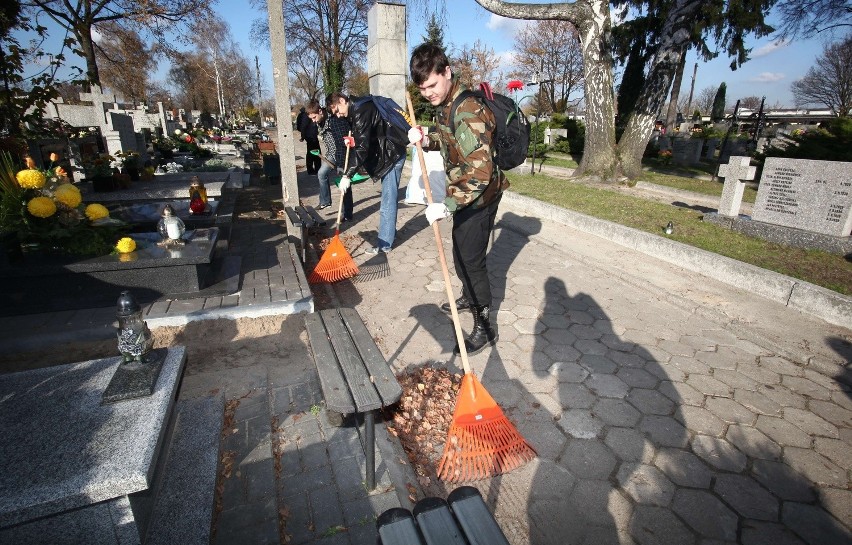 Uczniowie z łódzkich szkół sprzątali cmentarz na Mani [ZDJĘCIA]