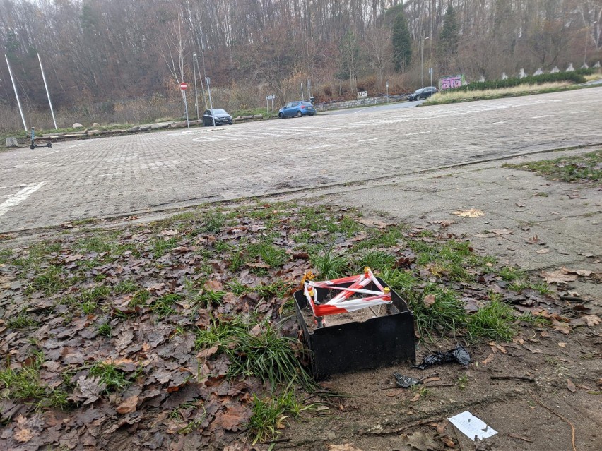 Gdynia. Uszkodzone parkometry przy Polance Redłowskiej