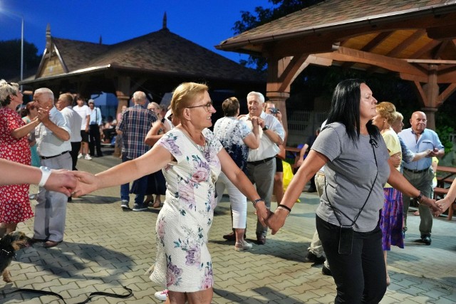 Mieszkańcy Gniewoszowa doskonale bawili się na zabawie tanecznej na terenie targowiska.