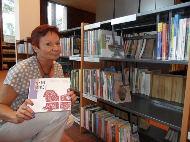 Renata Wiśniowska z Miejskiej Biblioteki Publicznej w Jaworznie zachęca chińskich czytelników do wypożyczania książek