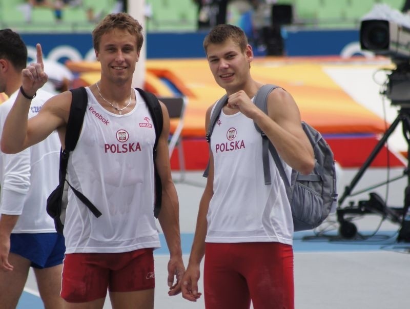 (z prawej) został mistrzem świata. Łukasz Michalski (z...