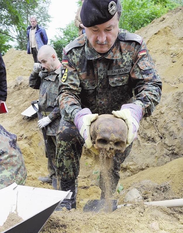 Arnold Baumann, jeden z byłych żołnierzy Bundeswehry, pomagał przy ekshumacji. To, co znaleźli, na wszystkich robiło wrażenie.