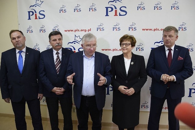 Od lewej: Poseł Marek Kwitek, poseł Andrzej Kryj, poseł Krzysztof Lipiec, poseł Maria Zuba, senator Jarosław Rusiecki.