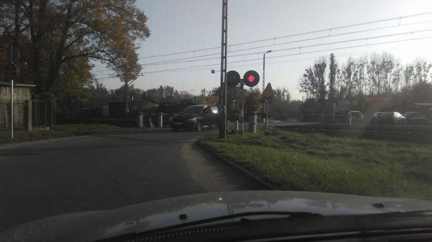 Utknęła między rogatkami - musiała uciekać z samochodu!