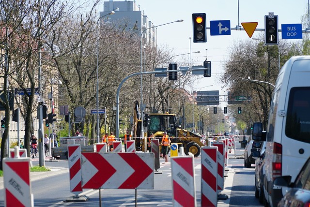 Z powodu usterki, o godz. 20:00 wstrzymano ruch tramwajów wzdłuż ulicy Przybyszewskiego. Tramwaje linii 7 skierowane został do pętli Budziszyńska. Ograniczenie ruchu kołowego na skrzyżowaniu wymusiło również zmiany na liniach autobusowych. 