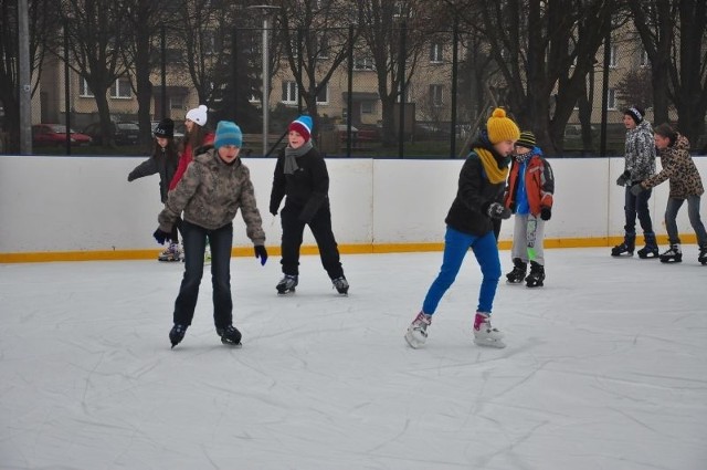 W sobotę na lodowisku bawiło się wiele osób.