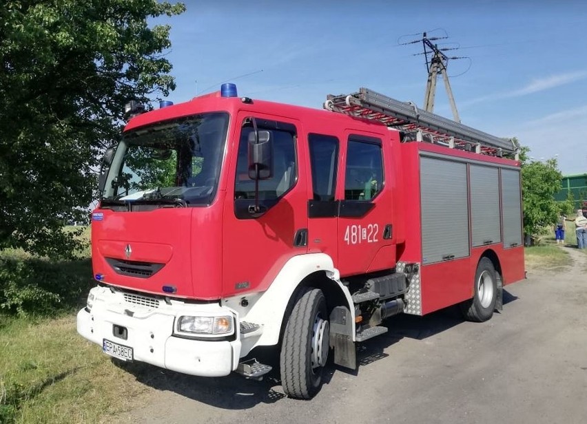 Suzuki zjechało z drogi i zatrzymało się na dachu. Kierowca zasłabł ZDJĘCIA