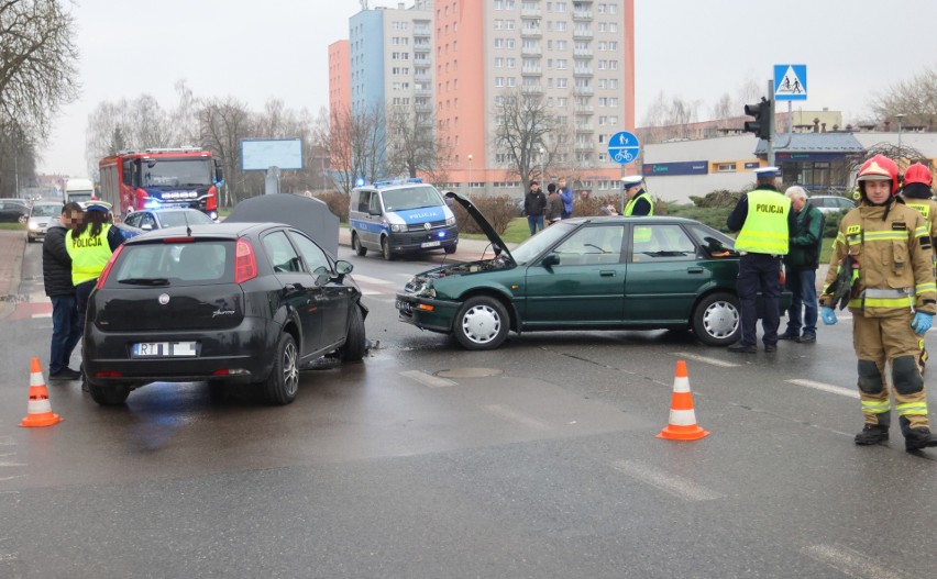 Wypadek na ulicy Sienkiewicza w Tarnobrzegu. Ranna kobieta odwieziona do szpitala, droga była zablokowana. Zobacz zdjęcia