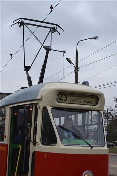 102Na prezentuje się znakomicie. Zobacz tramwaj z zewnątrz,...