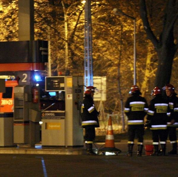 Strażacy wyposażeni w czujniki sprawdzali, skąd ulatnia się gaz.