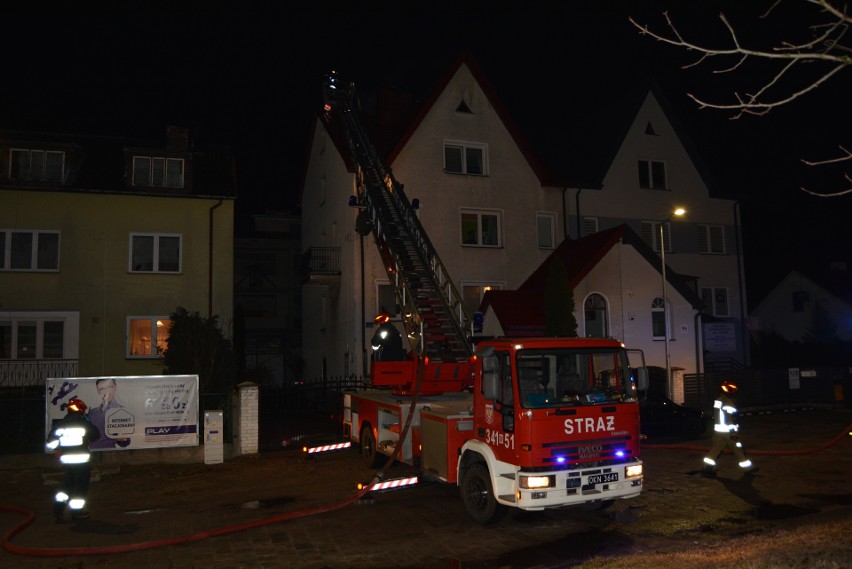 Ostrołęka. Pożar przy ul. Steyera. 14.03.2021 ogień zajął poddasze budynku mieszkalnego. Zdjęcia