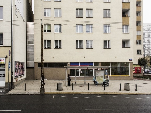 Dom KeretaBudowlę na warszawskiej Woli wciśnięto między kamienicę przy ul. Żelaznej 74 i blok na Chłodnej 22