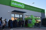 Tarnów. Wielkie otwarcie supermarketu Stokrotka w odbudowanym "Klikowiaku". Klienci czekali w długiej kolejce do wejścia [ZDJĘCIE]