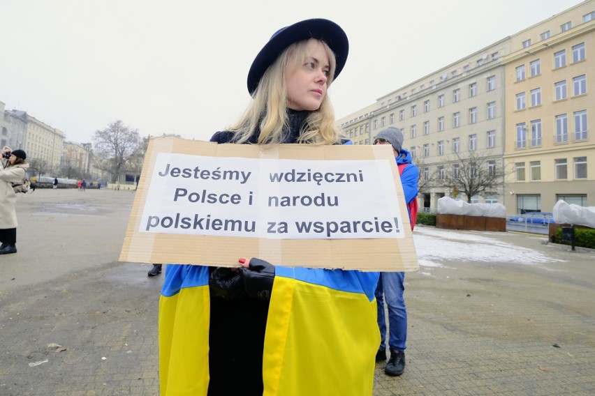 Demonstranci przypominali, że wojna w Ukrainie wciąż trwa.