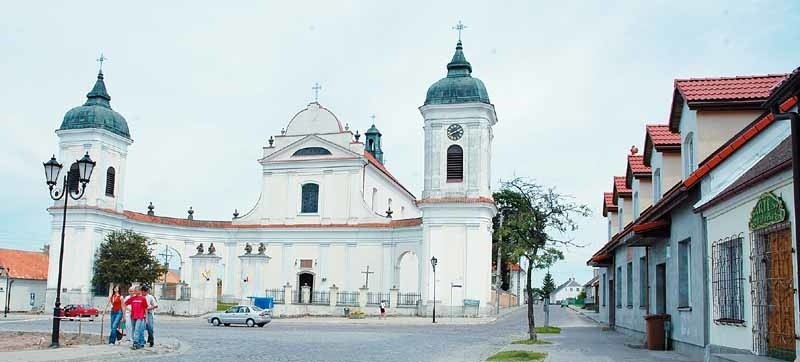 Kościół Świętej Trójcy, a obok synagoga. W Tykocinie kultura...