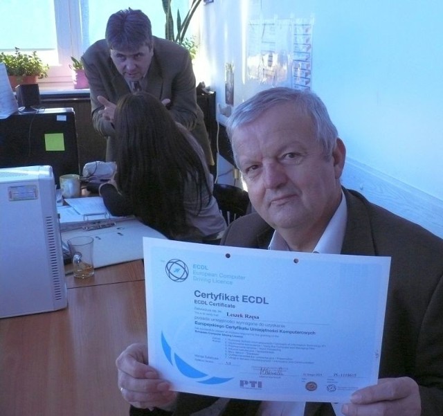 Leszek Rzęsa, 63-letni inspektor w Wydziale Organizacyjnym Starostwa Powiatowego w Opatowie, pokazuje certyfikat ECDL.