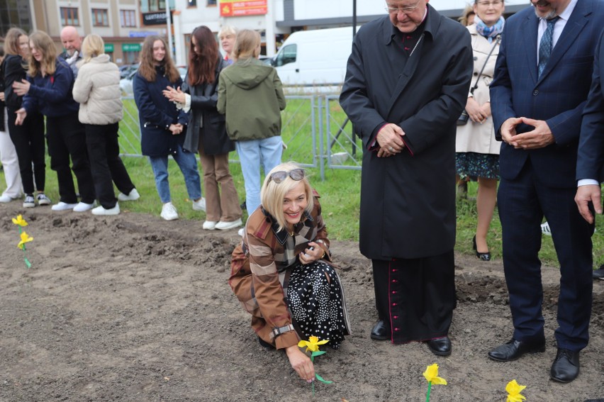 W Kielcach zainaugurowano 13. edycję wyjątkowej kampanii Pola Nadziei. Wolontariusze i goście sadzili żonkile. Zobaczcie zdjęcia