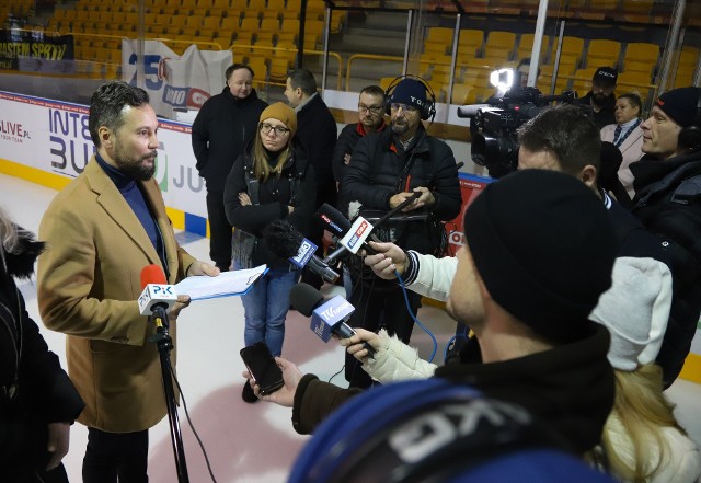 Spotkanie dyrektora MOSiR w Toruniu Marka Osowskiego z dziennikarzami i rodzicami dzieci trenujących na lodowisku.