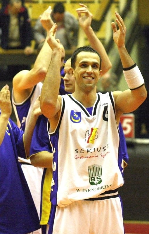 Podstawowy zawodnik koszykarskiej drużyny Siarki, Adrian Czerwonka, miał powody do radości po meczu z rywalami z Pruszkowa.