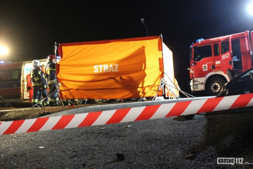 Wypadek w Rogach w powiecie krośnieńskim. W zderzeniu dostawczego mercedesa z fiatem cinquecento zginęły dwie osoby