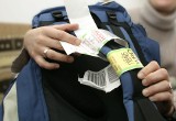 Odklej je jak najszybciej! Dlaczego lotniskowe naklejki na bagaż mogą sprawić ci duże kłopoty?