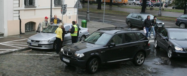 Straż miejska interweniuje, bo peugeot zatrzymał się w niedozwolonym miejscu. Bmw i mercedes wjeżdżają w ulice szerokim łukiem. To niebezpieczne, bo teraz obowiązuje tu ruch dwustronny.