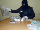 Policjanci zatrzymali trzy osoby i skonfiskowali kilogram narkotyków