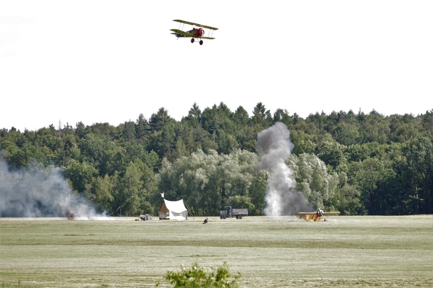 Piknik lotniczy Dni Aeroklubu ROW. Bombowy pokaz na lotnisku...