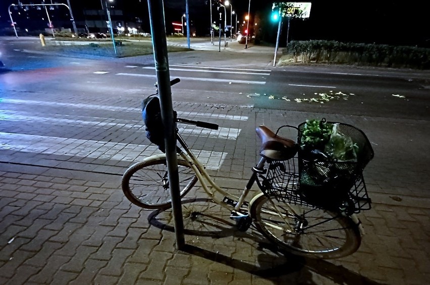 Potrącenie rowerzystki na Armii Krajowej we Wrocławiu. Starsza kobieta trafiła do szpitala, na jezdnię wysypała się kapusta [ZDJĘCIA]