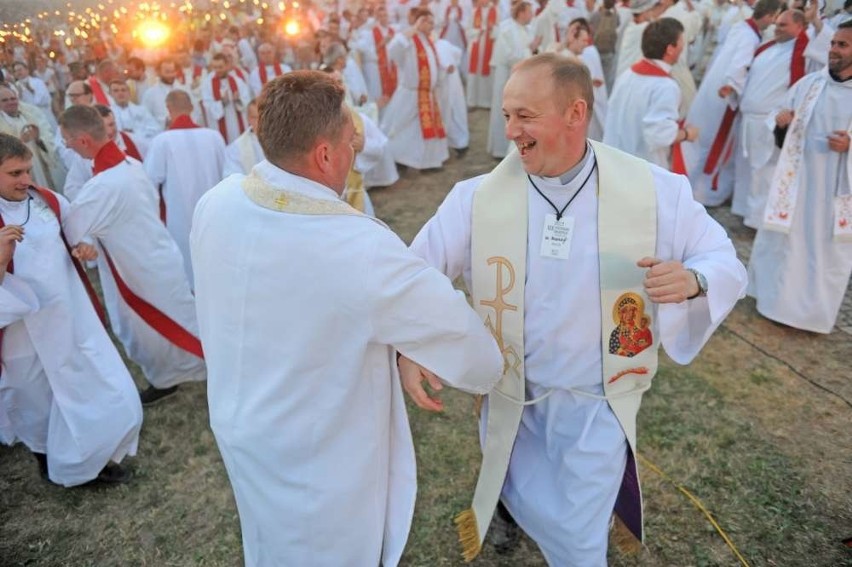 Na Lednicę przyjeżdża z młodzieżą około tysiąca kapłanów