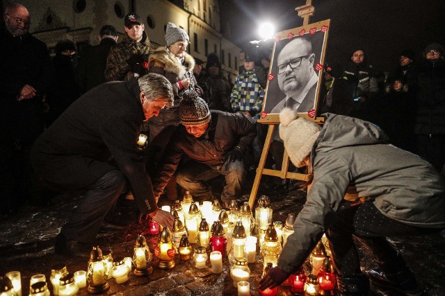 Rzeszów oddał hołd prezydentowi Gdańska Pawłowi Adamowiczowi. W poniedziałek wieczorem mieszkańcy miasta spotkali się na Rynku. Zapalono dziesiątki świeczek.