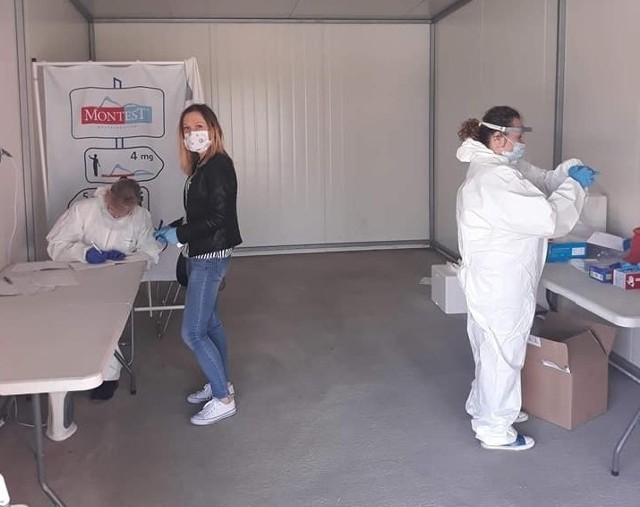Testy w gminie Górno odbywały się przez kilka dni w namiocie przed ośrodkiem zdrowia.
