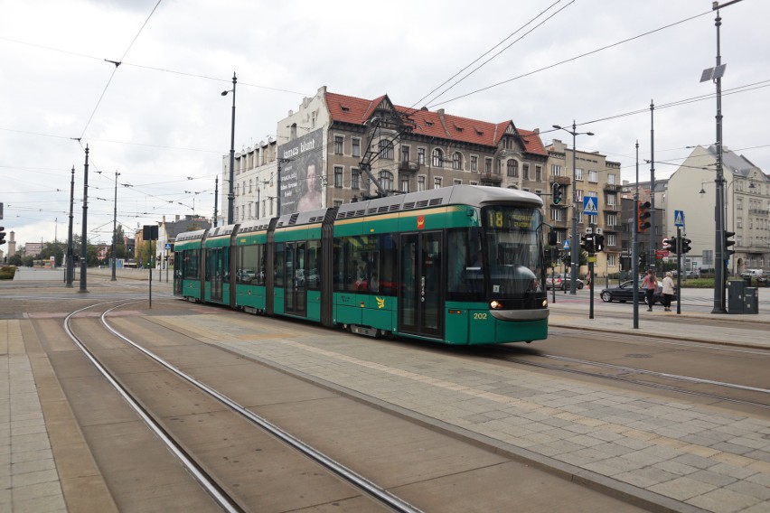Sprowadzone z Helsinek dwa zielone tramwaje marki Variotram...